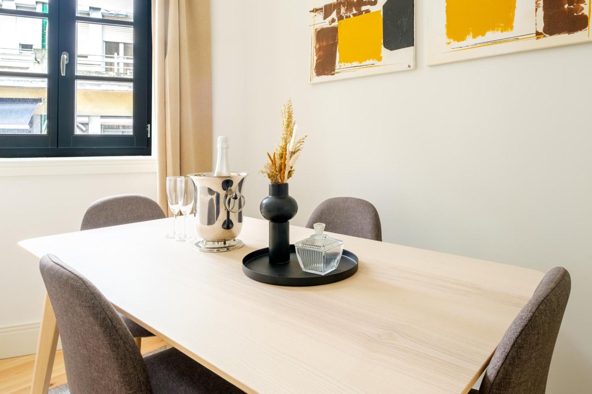 Art Deco 11 Luxury 2br Downtown Metro Ac Apartment